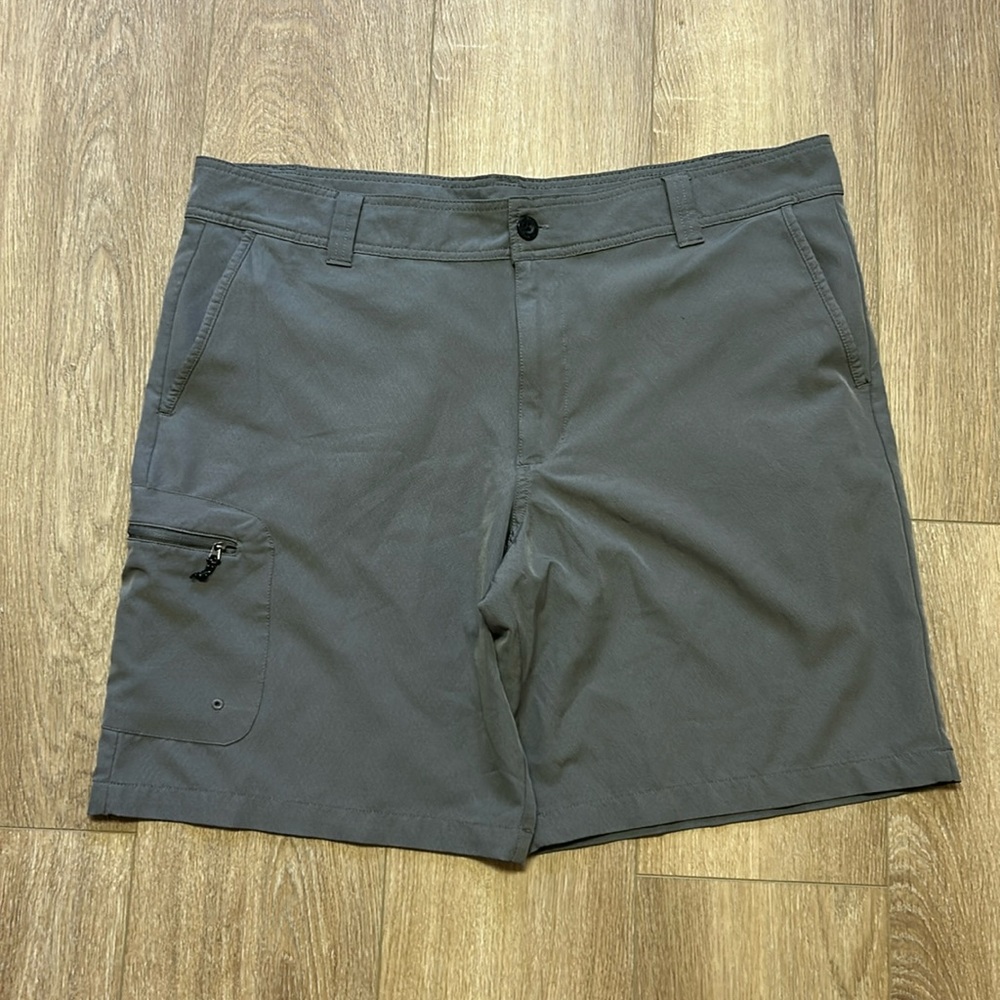 Magellan Outdoors Gray Men’s Shorts 9in